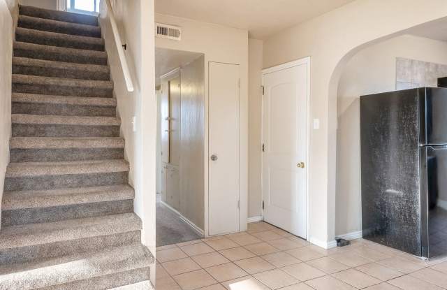 Quaint 4 Bedroom Bungalow Style Home With Spacious Backyard Gallery 3