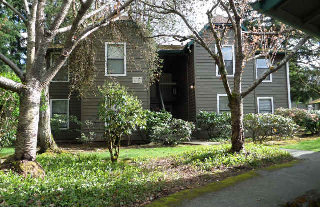 Remodeled and GORGEOUS 2-Bedroom Condo in Sought-After Bridle Trails Area!! - 13801 Old Redmond Road, Redmond, WA 98052