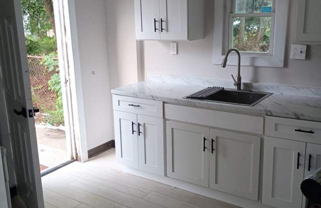 Spacious 3BR Single-Family Back House in Akron – Only $1,300/mo! Gallery 3