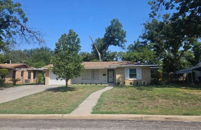 Updated 2 Bedroom w/ 1 Car Garage Gallery 1