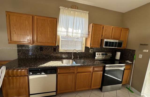 16045 SW 147th Ct Gallery 2