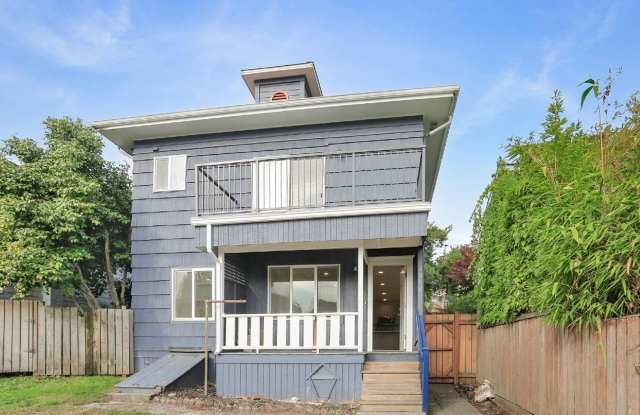 Magnificent Upper Unit in Duplex in/near Magnolia Gallery 1