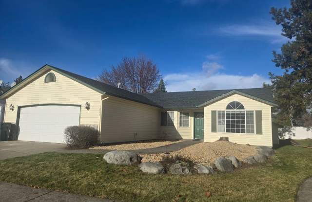 Charming 3 Bed / 2 Bath Single-Level Home in CDA – Available Now! photos photos