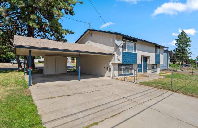 2 bedroom 1 bath house with a fenced front yard close to EWU! Gallery 3