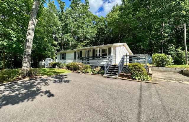 Lovely 3 bedroom/2 bathroom fully furnished home located in Tanglewood Subdivision - 90 Holly Court, Mecklenburg County, VA 23919