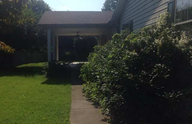 Immaculate three bedroom home in Ashland. photos photos