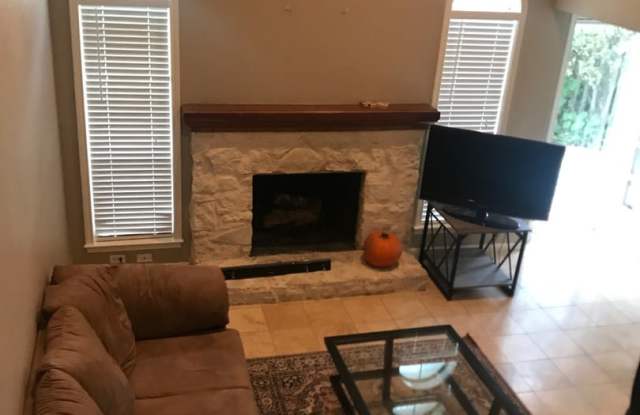 UT PRE-LEASE: Updated 3 bed / 2 bath Townhouse in Hyde Park Gallery 3