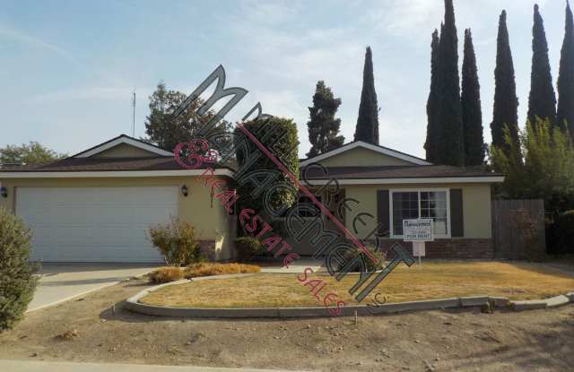 Beautifully Maintained Home with Pool!!!! SW Visalia off of Whitendale and County Center Gallery 1