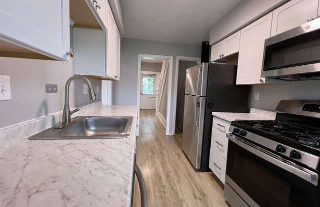 Clean 2BR Mckees Rocks - Ready Now Gallery 3