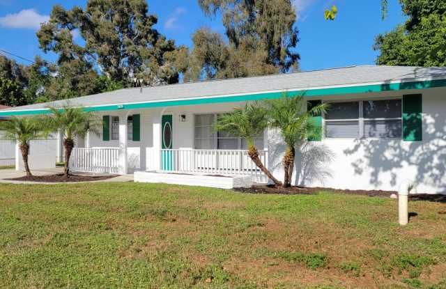Annual unfurnished renovated 2/1 SFH downtown Sarasota on a lake Gallery 4
