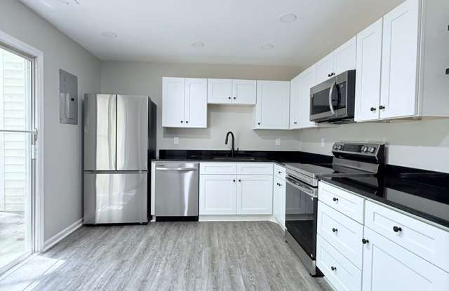 Updated 2 bedroom townhome with private back patio Gallery 4