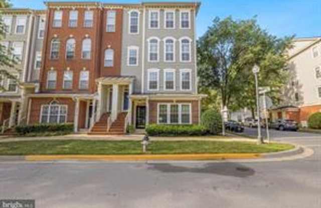 2 LEVEL CONDO WITH 1 CAR GARAGE, DEN/LOFT ON THE BEDROOM LEVEL, VERY OPEN FLOOR photos photos