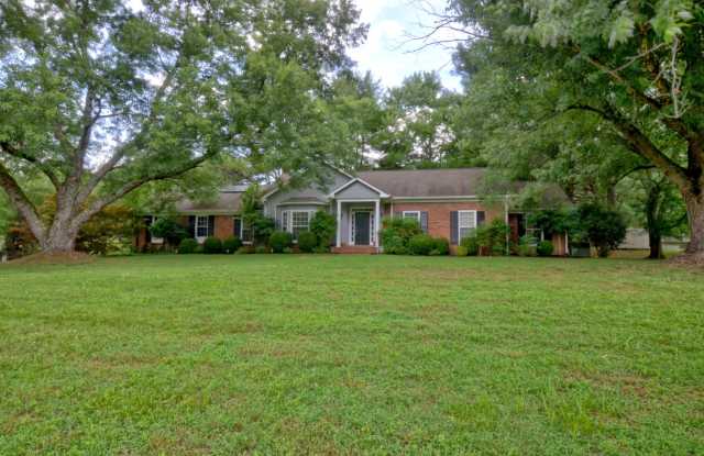 2205 Creekside Ln Gallery 3