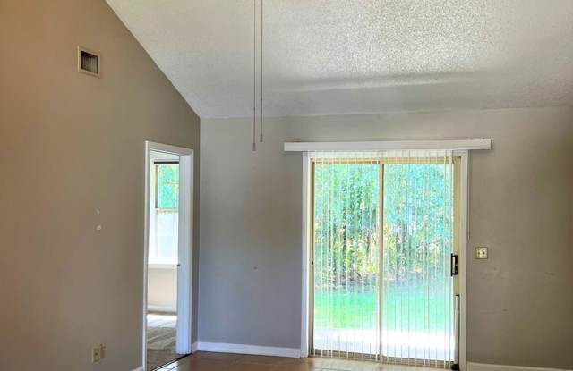 2/2 with small yard! Gallery 3