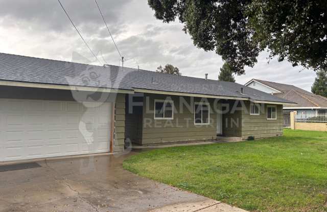 2 Bedroom/1 bathroom home on large lot photos photos