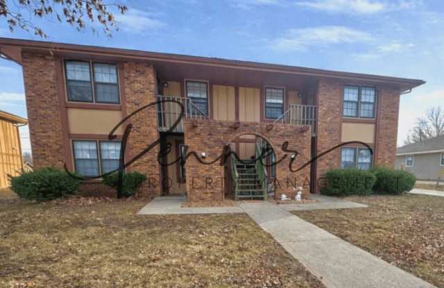 105 SW 20TH ST - 105 Southwest 20th Street, Oak Grove, MO 64075