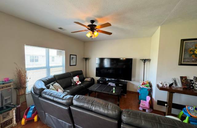 3 Bedroom Home in Quiet Cul-de-sac! Gallery 2