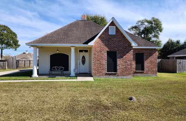3 bedroom home in Acadiana Place subdivision - 32729 Hemingway Avenue, Livingston County, LA 70706