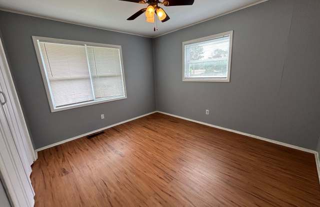 1/2 month off 1st months rent!! 2-Bedroom, 1-Bath Ground Floor Apartment in a Peaceful Neighborhood Gallery 4