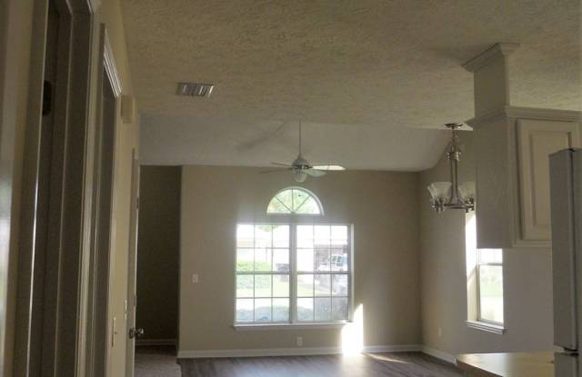 3 Bedroom 2.5 Bath Townhome in Gated Community! Gallery 4