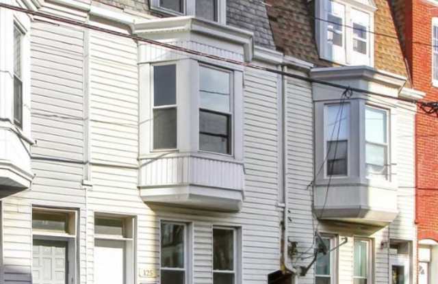 Bright 5 Bedroom, 1.5 Bath Home! photos photos