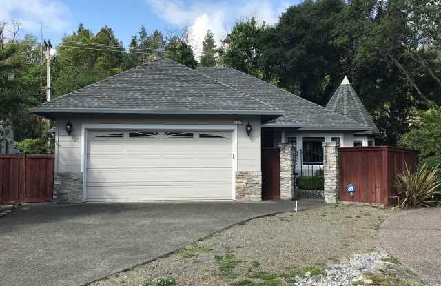 ** Move in Special! $500 off 1st Month's Rent!!** Single level 3 bedroom 2 bathroom Rincon Valley Home with A/C - 497 Jenifer Court, Santa Rosa, CA 95404