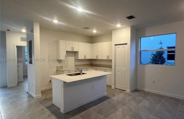 106 SE 11th CT Gallery 4