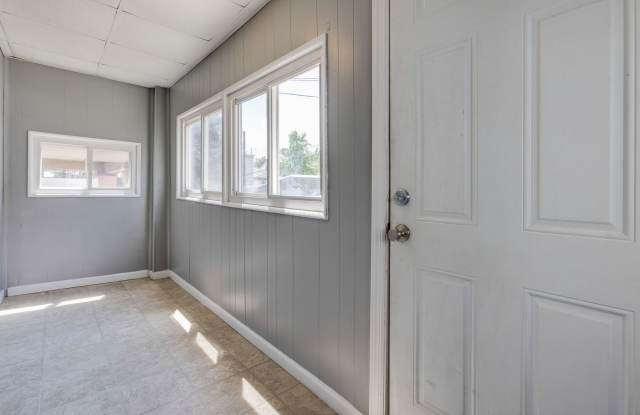 Available NOW - BEAUTIFUL UPDATED 3+ Bedroom Home w/ Modern Finishes in the Slopes! Gallery 4