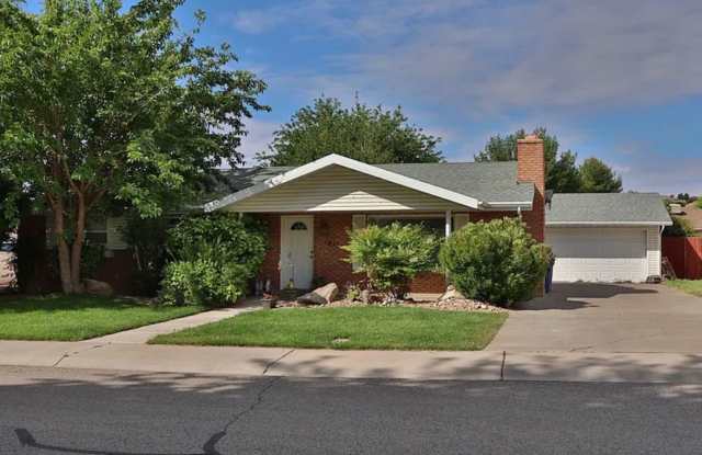 Three Bedroom home, Newley Painted w/ New Floors photos photos