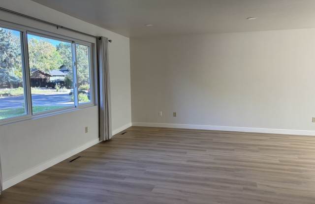 Beautiful 4 Bed, 2.5 Bath Home | Fenced Yard, Fireplace & Community Pool Gallery 3