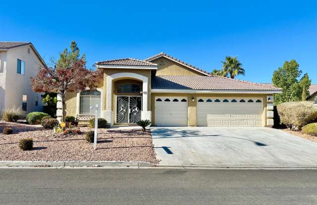 Gorgeous recently renovated single story 4 bedroom home on a large lot with a pool in the Southern Highlands community! - 10599 Bonnyhill Street, Enterprise, NV 89141