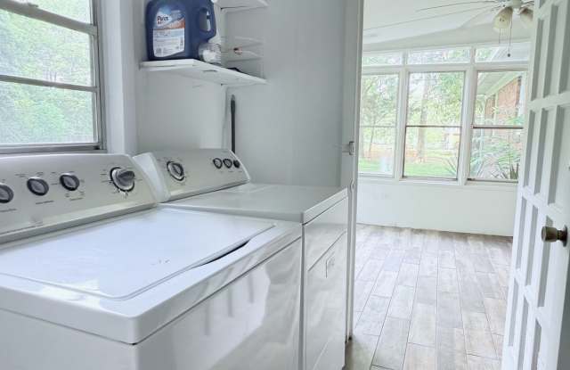 Rock 'N' Roll Vibe! Fully Furnished 3BD/1.5BA Home | All Utilities Included Gallery 3