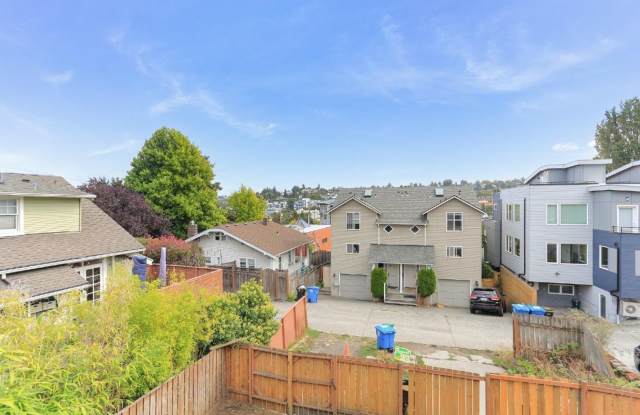 Magnificent Upper Unit in Duplex in/near Magnolia - **ASK ABOUT OUR MOVE IN SPECIAL** Gallery 3