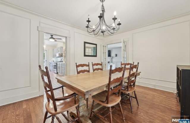 211 Pinelynn Road Gallery 3