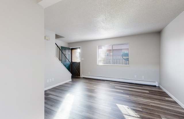 2 bd, 1.5 bath Townhome Available Now! **MOVE IN SPECIAL!** - 813 37th Avenue, Greeley, CO 80634