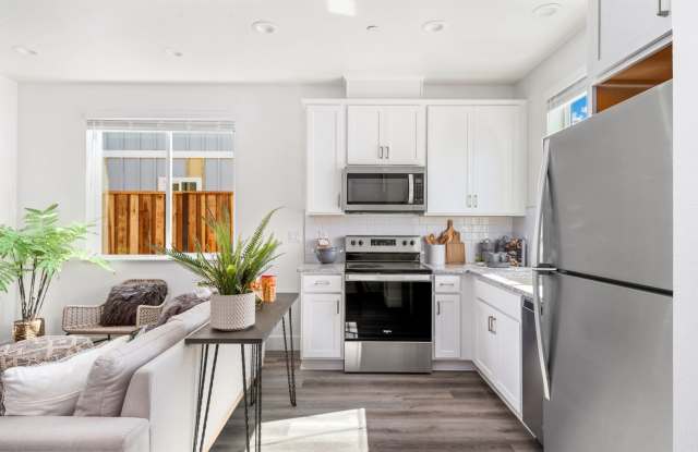 Welcome Home to this 2 bed 1 bath upper unit with side back yard Gallery 4