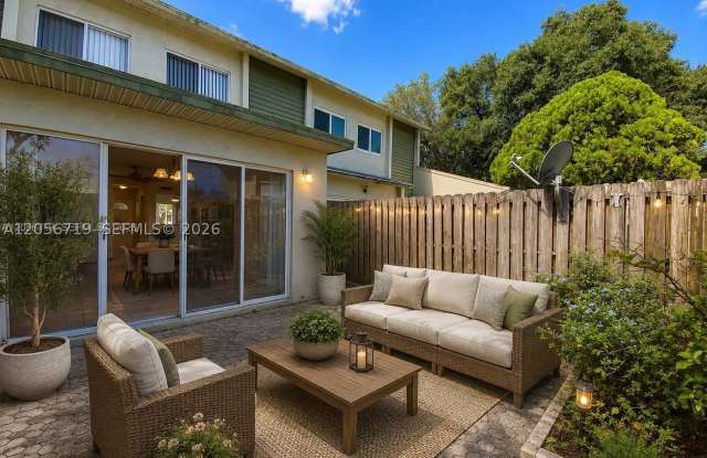 895 Crystal Lake Dr Gallery 1