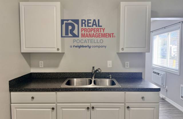 1 bed 1 bath single family home - small dog negotiable - $500 Visa gift card at move-in Gallery 4