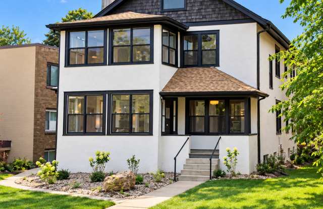 STUNNING RENOVATED 4 BEDROOM DUPLEX ON GRAND AVE – MOVE-IN SPECIALS! Gallery 2