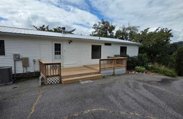 $1,850 - 3 Bedroom 2 Bath Unfurnished Doublewide in a Lovely Setting Gallery 3
