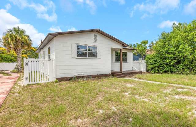 Beautifully Renovated 2BR + Bonus Room Home in Central Oak Park – Prime St. Petersburg Location photos photos