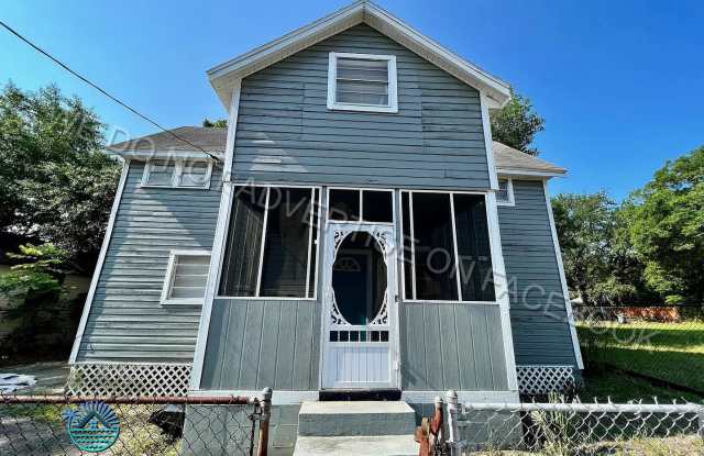 Amazing 4 bedroom / 1 bathroom home available! photos photos