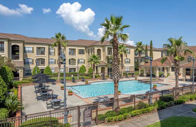 Luxury One Bedroom Condo Near Towne Center Gallery 1