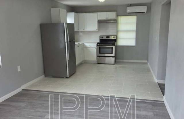 1141 W Acacia Gallery 4