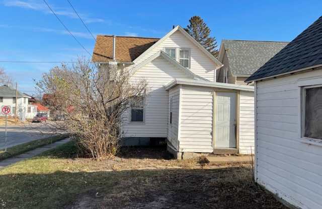 Close to downtown CF! 3 Beds 2 baths - 501 Clay Street, Cedar Falls, IA 50613