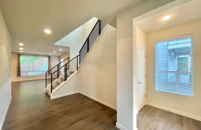Beautiful 3-Bedroom Home with Loft, Office Space & Fully Fenced Backyard in Mountlake Terrace! Gallery 4