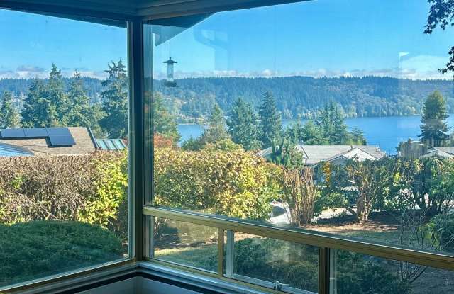 Beautiful Lake Forest Park Rambler with Lake Washington Views! Gallery 4