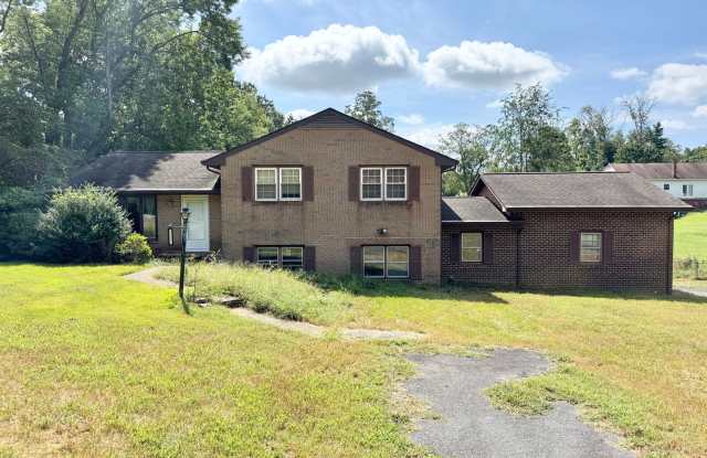 LARGE HOUSE CLOSE TO DAHLGREN! photos photos