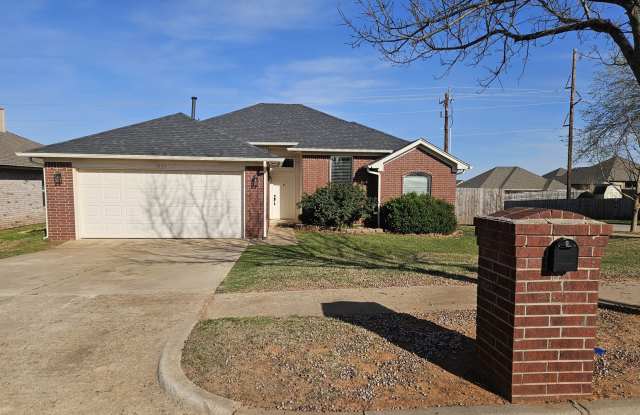 (3) Bed/(2) Bath East Norman Avail NOW! photos photos