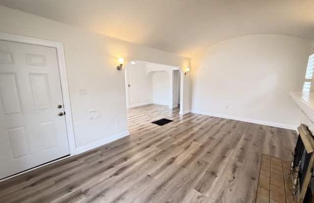 Upgraded 3BD Home | 2-Car Garage + Bonus Room | Private Backyard — South LA Gallery 3